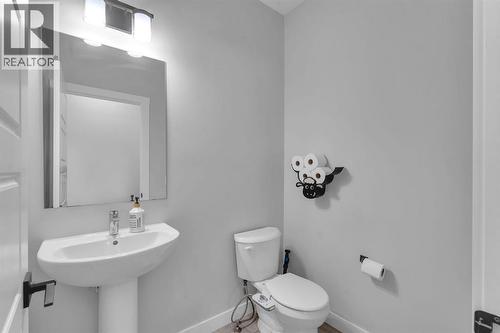 67 Corner Glen Gardens Ne, Calgary, AB - Indoor Photo Showing Bathroom