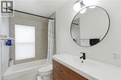 Bathroom with shower / bath combo with shower curtain and vanity - 40 Fullerton Avenue, Hamilton, ON - Indoor Photo Showing Bathroom