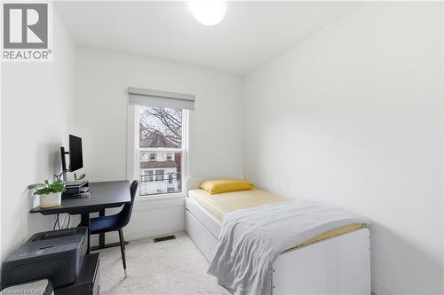 Bedroom featuring light carpet and a desk - 40 Fullerton Avenue, Hamilton, ON - Indoor Photo Showing Other Room