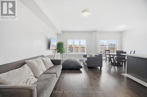 202 Sutherland Avenue, Bradford West Gwillimbury, ON - Indoor Photo Showing Living Room
