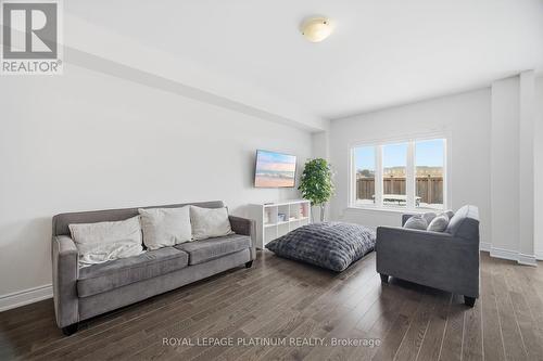 202 Sutherland Avenue, Bradford West Gwillimbury, ON - Indoor Photo Showing Living Room