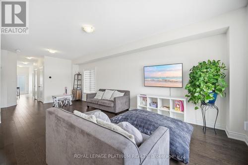 202 Sutherland Avenue, Bradford West Gwillimbury, ON - Indoor Photo Showing Living Room