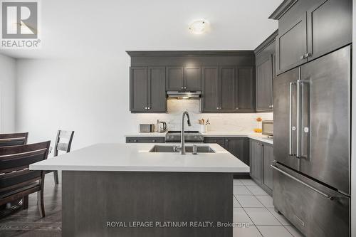 202 Sutherland Avenue, Bradford West Gwillimbury, ON - Indoor Photo Showing Kitchen With Upgraded Kitchen