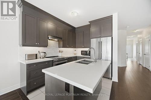 202 Sutherland Avenue, Bradford West Gwillimbury, ON - Indoor Photo Showing Kitchen With Double Sink With Upgraded Kitchen