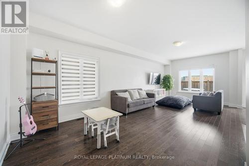 202 Sutherland Avenue, Bradford West Gwillimbury, ON - Indoor Photo Showing Living Room