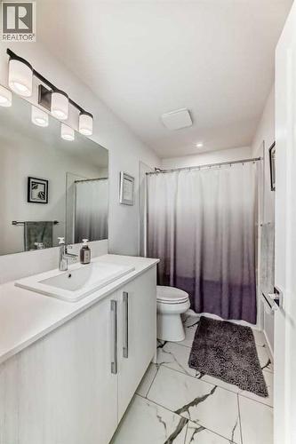 197 Dawson Way, Chestermere, AB - Indoor Photo Showing Bathroom