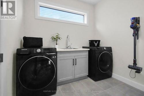 7251 Silver Creek Circle, London South (South V), ON - Indoor Photo Showing Laundry Room