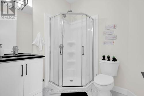 7251 Silver Creek Circle, London South (South V), ON - Indoor Photo Showing Bathroom