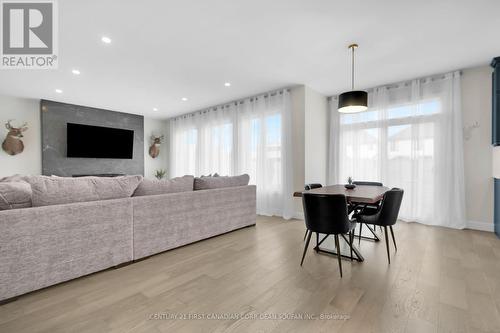7251 Silver Creek Circle, London South (South V), ON - Indoor Photo Showing Living Room With Fireplace