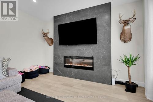 7251 Silver Creek Circle, London South (South V), ON - Indoor Photo Showing Living Room With Fireplace