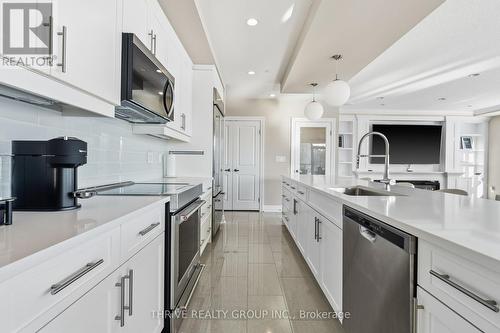 205 - 240 Villagewalk Boulevard, London North (North R), ON - Indoor Photo Showing Kitchen With Stainless Steel Kitchen With Upgraded Kitchen