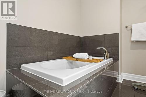 205 - 240 Villagewalk Boulevard, London North (North R), ON - Indoor Photo Showing Bathroom