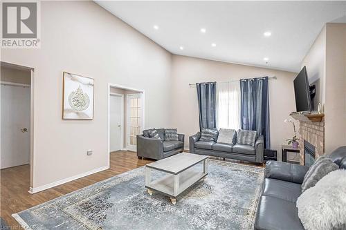 375 Silverbirch Boulevard, Hamilton, ON - Indoor Photo Showing Living Room