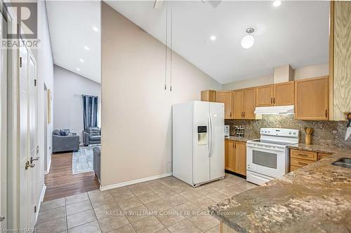 375 Silverbirch Boulevard, Hamilton, ON - Indoor Photo Showing Kitchen