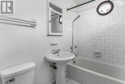 Two bathrooms for main unit - 