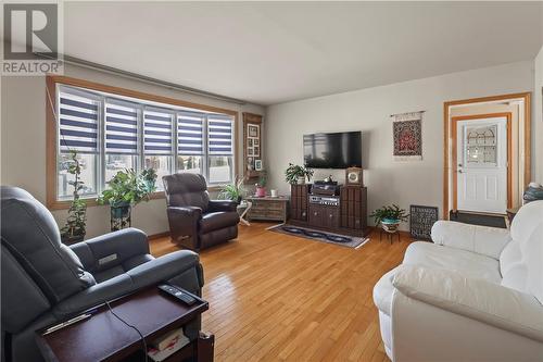 53 Walcot Street, Little Current, ON - Indoor Photo Showing Living Room
