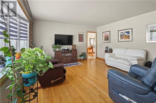53 Walcot Street, Little Current, ON - Indoor Photo Showing Living Room