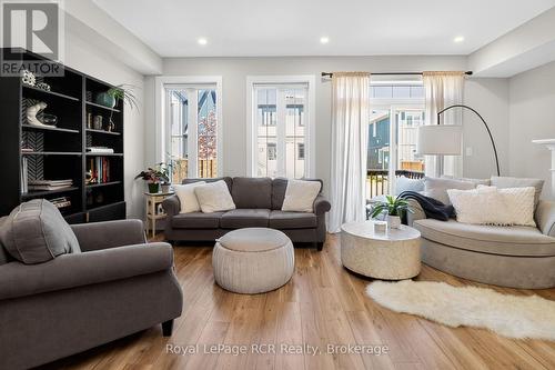 130 Courtland Street, Blue Mountains, ON - Indoor Photo Showing Living Room