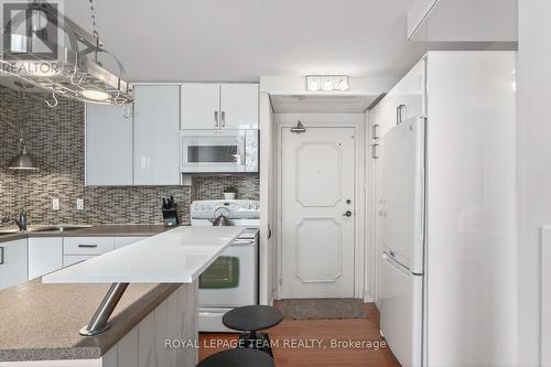 809 - 530 Laurier Avenue W, Ottawa, ON - Indoor Photo Showing Kitchen With Upgraded Kitchen