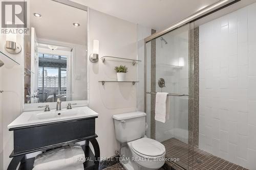 809 - 530 Laurier Avenue W, Ottawa, ON - Indoor Photo Showing Bathroom