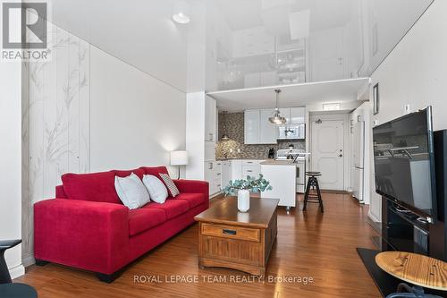 809 - 530 Laurier Avenue W, Ottawa, ON - Indoor Photo Showing Living Room