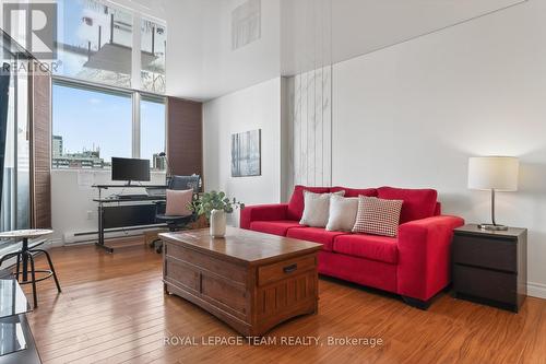 809 - 530 Laurier Avenue W, Ottawa, ON - Indoor Photo Showing Living Room