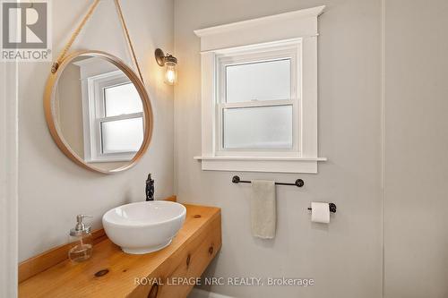 Main floor powder room - 76 Henry Street, St. Catharines (Downtown), ON - Indoor Photo Showing Bathroom
