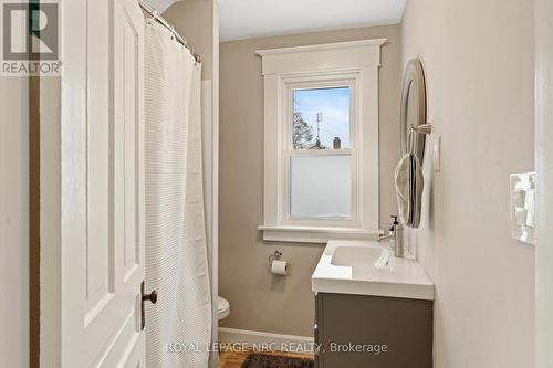 Four piece bathroom - 76 Henry Street, St. Catharines (Downtown), ON - Indoor Photo Showing Bathroom