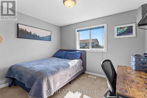 8 Lindan Street, West Lincoln (Smithville), ON - Indoor Photo Showing Bedroom