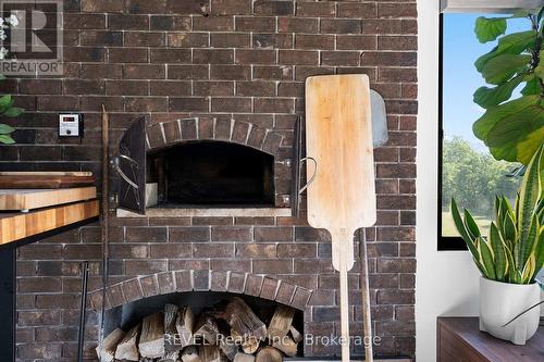 3543 King Street, Lincoln (Escarpment), ON - Indoor Photo Showing Living Room With Fireplace