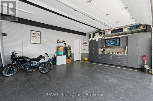 3543 King Street, Lincoln (Escarpment), ON - Indoor Photo Showing Garage