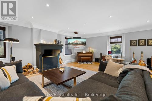 3543 King Street, Lincoln (Escarpment), ON - Indoor Photo Showing Living Room With Fireplace