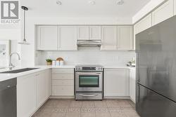 Plenty of kitchen storage - 