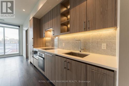 502 - 95 Mcmahon Drive, Toronto, ON - Indoor Photo Showing Kitchen