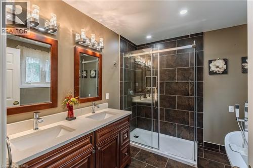 2104 Governors Road, Hamilton, ON - Indoor Photo Showing Bathroom