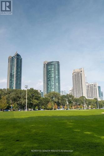 712 - 215 Fort York Boulevard, Toronto, ON - Outdoor
