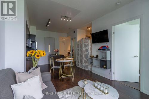 712 - 215 Fort York Boulevard, Toronto, ON - Indoor Photo Showing Living Room