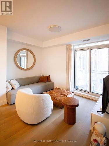 516 - 628 Fleet Street, Toronto, ON - Indoor Photo Showing Living Room