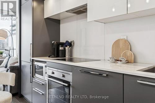 3006 - 15 Grenville Street, Toronto, ON - Indoor Photo Showing Kitchen