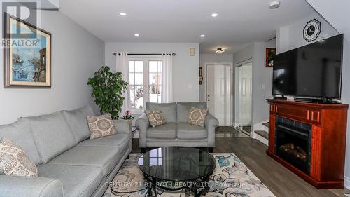 3 Coleman Drive, Barrie, ON - Indoor Photo Showing Living Room