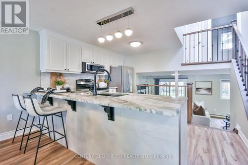 49 Ridgeway Avenue, Barrie, ON - Indoor Photo Showing Kitchen