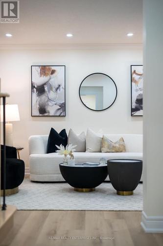 25 Porteous Circle, Brampton, ON - Indoor Photo Showing Living Room