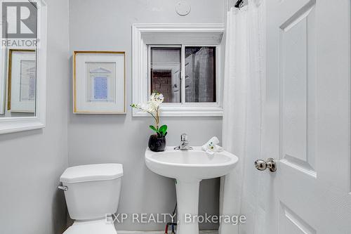 4 Madison Avenue, Hamilton, ON - Indoor Photo Showing Bathroom