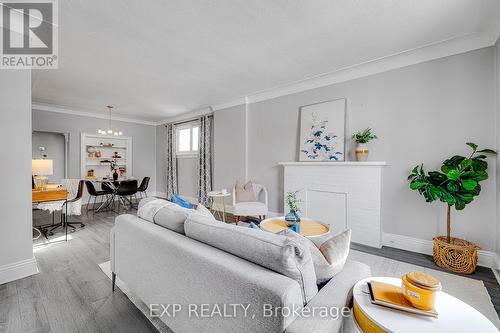 4 Madison Avenue, Hamilton, ON - Indoor Photo Showing Living Room