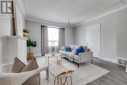 4 Madison Avenue, Hamilton, ON - Indoor Photo Showing Living Room