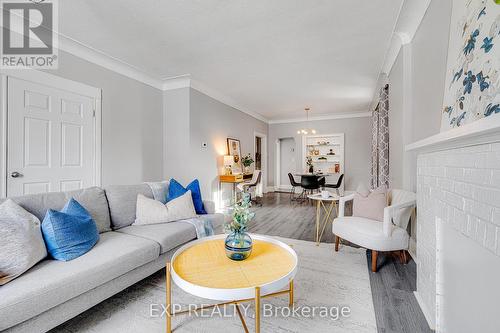 4 Madison Avenue, Hamilton, ON - Indoor Photo Showing Living Room