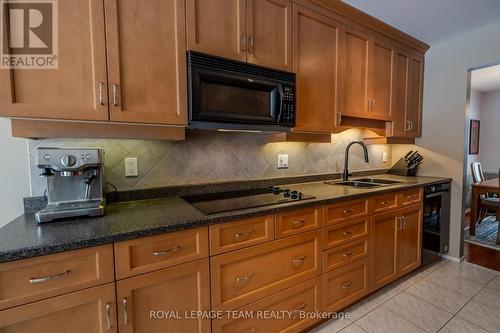 118 Seabrooke Drive, Ottawa, ON - Indoor Photo Showing Kitchen With Double Sink