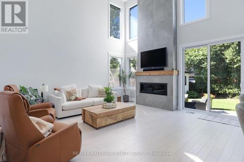 668 Mansfield Avenue, Ottawa, ON - Indoor Photo Showing Living Room With Fireplace