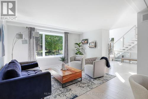 668 Mansfield Avenue, Ottawa, ON - Indoor Photo Showing Living Room