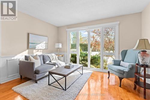 22 Banting Crescent, Ottawa, ON - Indoor Photo Showing Living Room